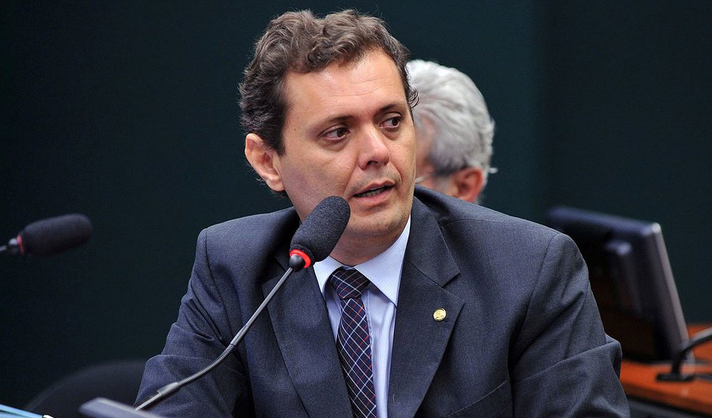 A proposta a ser votada foi apresentada pelo relator do projeto, deputado Cláudio Puty (PT-PA); segundo ele, um dos pontos mais importantes acordados foi a universalização do Supersimples; “Há sete anos que se lutava para colocar as categorias de serviço: advogados, consultores, corretores, clínicas de fisioterapia, entre outros. Todos que não estavam estarão no Simples”, explicou