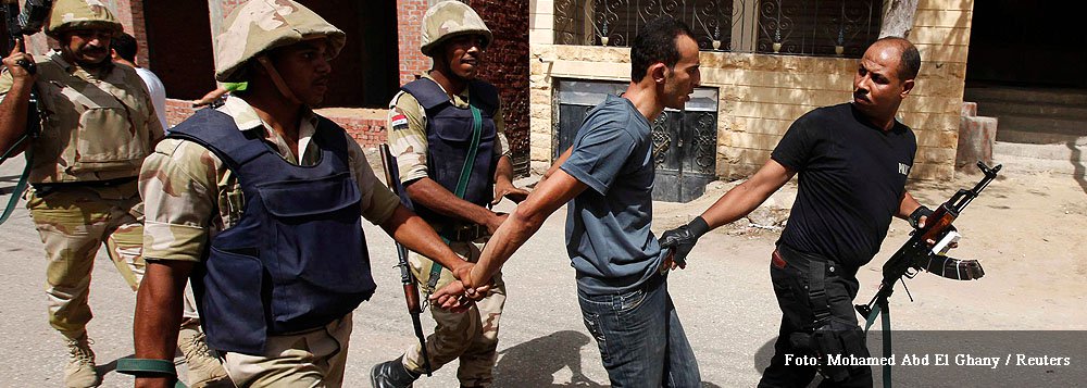 Governo de Barack Obama bloqueou o envio de tanques, caças, helicópteros e mísseis ao país, além de US$ 260 milhões em ajuda financeira, enquanto Washington avalia a situação da democracia e dos direitos humanos depois da tomada do poder pelos militares