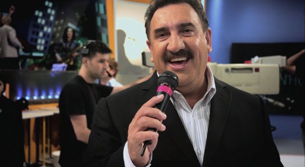 Eleitor de Lula e Dilma, apresentador abre espaço para adversários da dupla em 2014 e defende rotatividade no poder: "Não sou esquerda nem direita. O PT já ficou dez anos. Pode até ganhar de novo. Mas sou contra essa ideia de que está todo mundo do mesmo lado, sabe? Senão temos o risco de virar uma Venezuela"