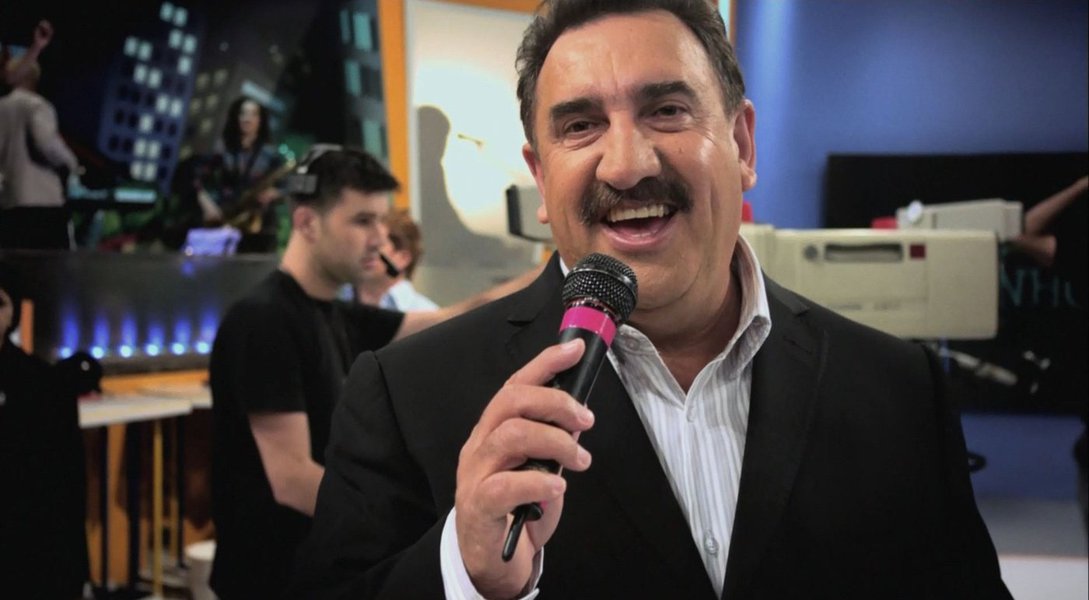 Eleitor de Lula e Dilma, apresentador abre espaço para adversários da dupla em 2014 e defende rotatividade no poder: "Não sou esquerda nem direita. O PT já ficou dez anos. Pode até ganhar de novo. Mas sou contra essa ideia de que está todo mundo do mesmo lado, sabe? Senão temos o risco de virar uma Venezuela"