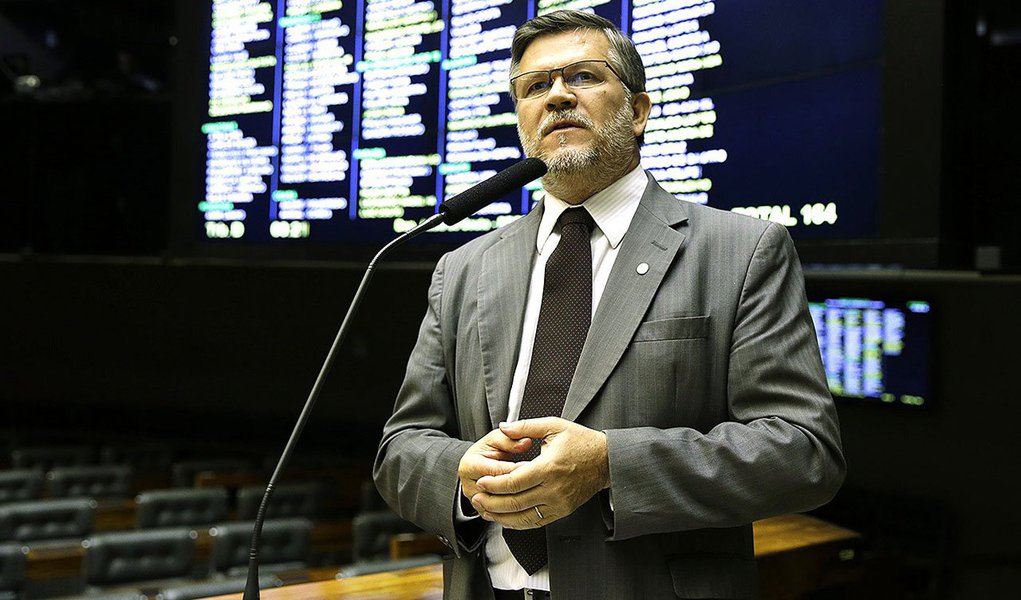 A frente da Comissão de Direitos Humanos, deputado Assis do Couto (PT) diz que não é favorável nem contra a relação amorosa entre duas pessoas do mesmo sexo; tom moderado difere da gestão polêmica do deputado Marco Feliciano (PSC-SP)