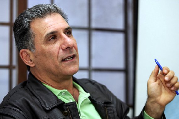 Ao usar o termo ditadura branda em debate na 2ª Bienal Brasil do Livro e da Leitura, o escritor Domingos Pellegrini causou polêmica; "Na Argentina, no Uruguai e no Chile o número de mortos, feridos e torturados foi maior. São números. Se formos comparar, a censura à imprensa no Brasil foi mais branda. Não chegava a prender ninguém. Era uma avacalhação", disse; plateia reagiu com indignação