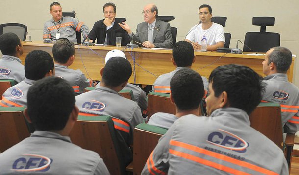 Um grupo de funcionários da Companhia Energética de Brasília se reuniu com distritais na Câmara Legislativa, para tratar de reivindicações da categoria; em greve, os trabalhadores pediram apoio dos deputados na negociação com a diretoria da empresa e saíram com o compromisso de que a questão será levada diretamente ao governador Agnelo Queiroz