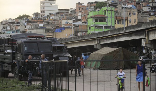 Um adolescente foi atingido na perna por tiro de fuzil disparado por tropa do Exército de manhã no Complexo da Maré, zona norte do Rio de Janeiro; segundo o Comando da Força de Pacificação da Maré, o incidente ocorreu após uma patrulha motorizada perceber um disparo de arma de fogo vindo das proximidades de um imóvel na comunidade do Conjunto Esperança