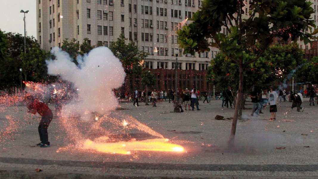 Santiago Andrade permanece em coma induzido no Hospital Municipal Souza Aguiar, no centro do Rio; seu estado é considerado muito grave, de acordo com informação fornecida pela Secretaria Municipal de Saúde do Rio de Janeiro; Andrade foi atingido por uma bomba no último dia 6, na Central do Brasil, quando cobria uma manifestação contra o aumento da passagem de ônibus de R$ 2,75 para R$ 3; o delegado Maurício Luciano, responsável pelas investigações sobre a bomba que atingiu o cinegrafista, diz estar convicto de que o artefato foi lançado por manifestantes; integrante do grupo black bloc se apresentou e responderá por tentativa de homicídio