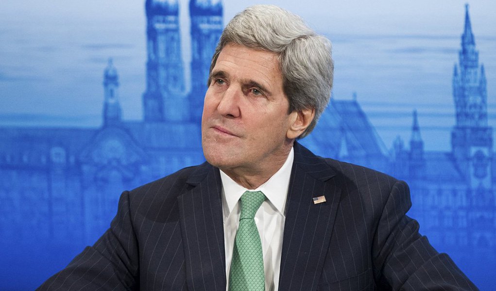 Empréstimo internacional foi anunciado após a chegada a Kiev do secretário americano de Estado, John Kerry; ajuda acontece em meio a uma tensão sem precedentes na história pós-soviética com a Rússia, que aumentou sua presença militar na república autônoma ucraniana da Crimeia após a deposição de Yanukovich