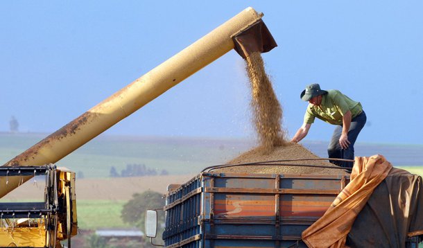 O PIB do Paraná cresceu 5% em 2013, segundo o Instituto Paranaense de Desenvolvimento Econômico e Social (Ipardes); a expansão é mais que o dobro do que a taxa de 2,3% referente à economia do País, calculada pelo IBGE; o Estado colheu uma safra recorde de verão, que suplantou 23 milhões de ton., um acréscimo de 31% em relação a 2012; na indústria, a produção aumentou de 5,6% em 2013, contra 1,2% em nível nacional