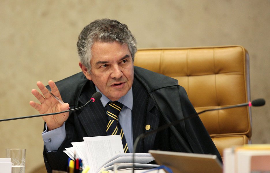 Após absolvição de oito réus pelo crime de formação de quadrilha na Ação Penal 470, ministro Marco Aurélio Mello afirma: "agora, vamos ver, avançar futuramente e buscar dias melhores"; na última quinta-feira, ele defendeu a existência de quadrilha, mas com penas menores às sugeridas pelo relator, Joaquim Barbosa; segundo ele, absolvição "mostra que estamos acostumados a perceber o crime de formação de quadrilha apenas para estelionatários, assaltantes, homicidas ou grupos de extermínio, mas não de criminosos do colarinho branco"; com a decisão que reviu a condenação, tomada em 2012 e que condenou os oito pelo mesmo crime, diz Mello, "o Supremo deu o dito pelo não dito"