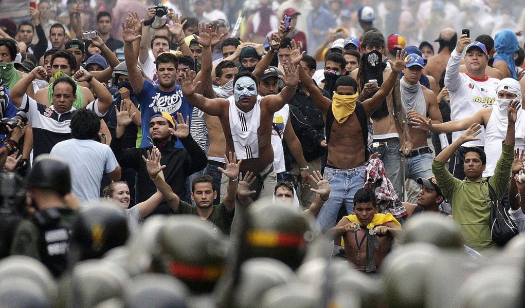 Em Caracas, as ruas de vários bairros do leste e sul registraram congestionamentos provocados por barricadas feitas por manifestantes em áreas como El Hatillo, La Tahona, El Trigal, Los Naranjos e El Cafetal; no município de Chacao, apesar da presença de elementos da Guarda Nacional (Polícia Militar), os manifestantes fizeram fogueiras e fecharam vias, o que levou a polícia a usar gás lacrimogêneo