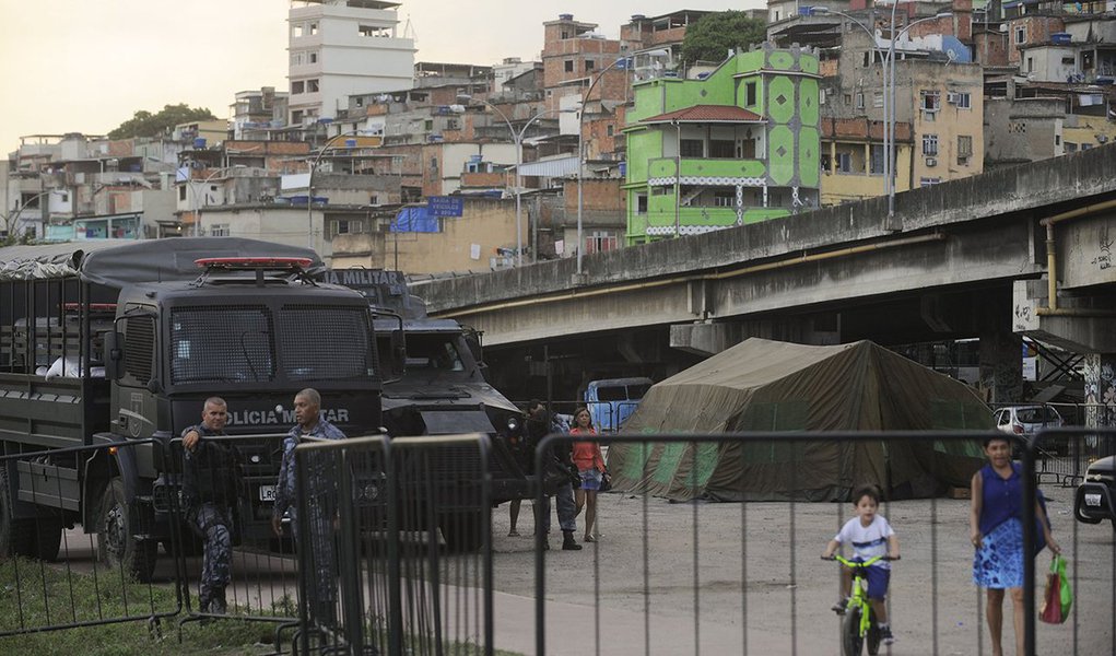 Um adolescente foi atingido na perna por tiro de fuzil disparado por tropa do Exército de manhã no Complexo da Maré, zona norte do Rio de Janeiro; segundo o Comando da Força de Pacificação da Maré, o incidente ocorreu após uma patrulha motorizada perceber um disparo de arma de fogo vindo das proximidades de um imóvel na comunidade do Conjunto Esperança