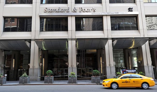 Estão na lista bancos públicos e privados, seguradoras e o banco de fomento BNDES; anúncio da agência de classificação de risco acontece dois dias depois do rebaixamento do rating soberano do País, de BBB para BBB-