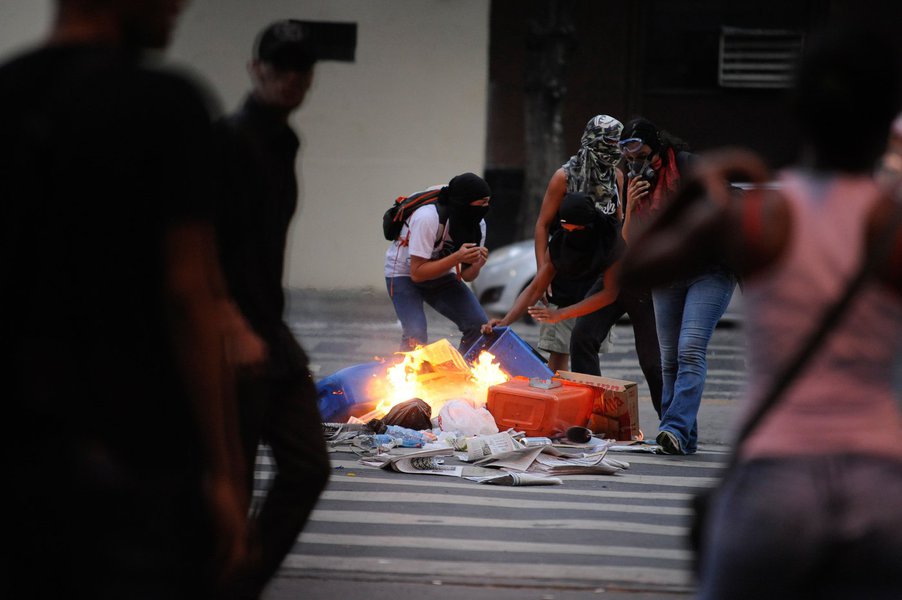 "Não existe 'terrorismo do bem'", prega editorial do jornal O Globo; texto defende medidas como a proibição de máscaras em manifestações, aviso antecipado de protestos e maior pena para crimes já previstos em lei; segundo o veículo, "a esquerda brasileira ainda confunde ações policiais com a atuação arbitrária da ditadura militar"