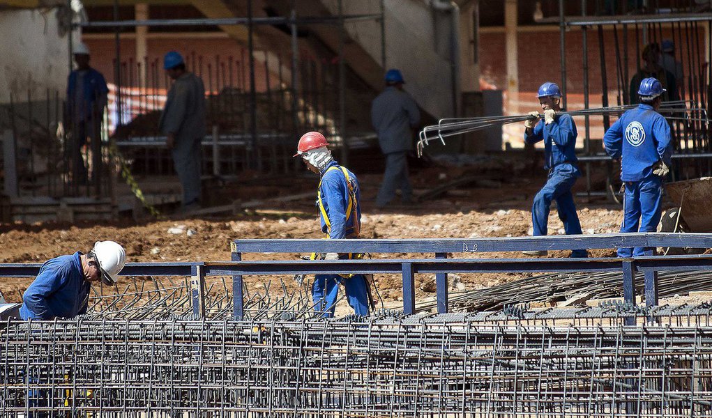 Índice de Atividade Econômica do Banco Central (IBC-Br) diminuiu em fevereiro, comparado com o mês anterior; já na comparação com fevereiro de 2013, o crescimento ficou em 4,04%