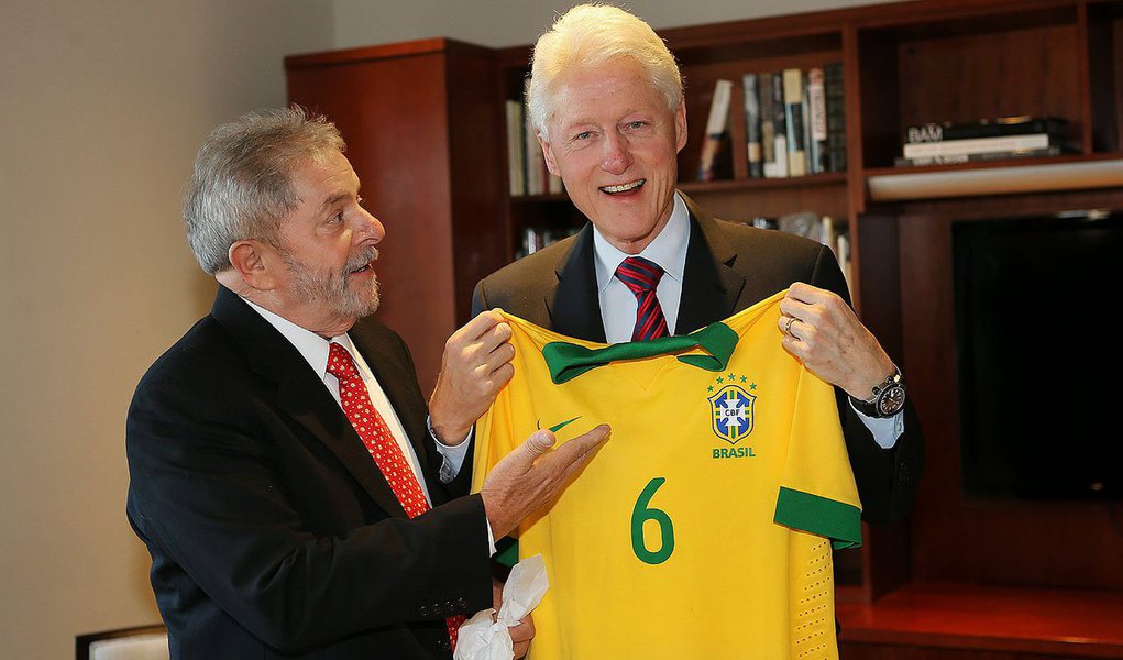 Em encontro em Nova York, ex-presidentes do Brasil e dos Estados Unidos conversaram sobre como o Instituto Lula e a Fundação Clinton podem trabalhar juntos para o desenvolvimento da agricultura e a solução para a falta de energia no continente; Lula apresentou programa desenhado com a União Africana e que será implantado como piloto em quatro países: Etiópia, Angola, Malauí e Níger; recentemente, ex-presidente disse que decidiu ir aos EUA porque está cansado de ver matéria negativa sobre o Brasil na mídia internacional