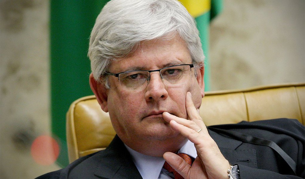 Procurador-geral da República diz que o Ministério Público em São Paulo está investigando as doações feitas para pagar as multas de petistas condenados na Ação Penal 470; "Os cidadãos podem doar, isso não tem nenhum problema, não há nenhum ato ilícito nesse fato, mas o que se quer ver é se trata-se mesmo de doações ou não", argumentou; "Qualquer um pode fazer a doação. O que a gente quer compreender é a origem do dinheiro", complementou Rodrigo Janot