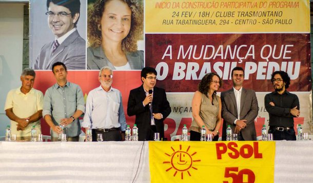 Em ato de lançamento da sua pré-candidatura à presidência em São Paulo, nesta segunda (24), o senador Randolfe Rodrigues (Psol) afirmou que não irá poupar nenhum dos três principais candidatos ao Palácio do Planalto de críticas; "O pau que baterá em Chico alcançará o Francisco", disse; Randolfe defendeu as manifestações contra a Copa do Mundo marcadas para junho, mas fez críticas a "tática Black Bloc"