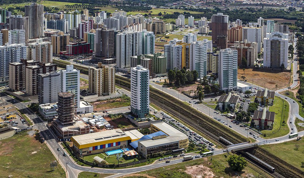 O Metrô do Distrito Federal aumentou o efetivo atendendo a uma determinação do TRT; conforme decisão provisória do tribunal, o sistema deve operar com metade de frota, porém o Metrô-DF informou que apenas 10 dos 24 trens estavam em funcionamento; em caso de descumprimento, a multa é de R$ 50 por dia; ao todo, 160 mil pessoas usufruem diariamente do metrô, cujo efetivo chega a 1.080 funcionários