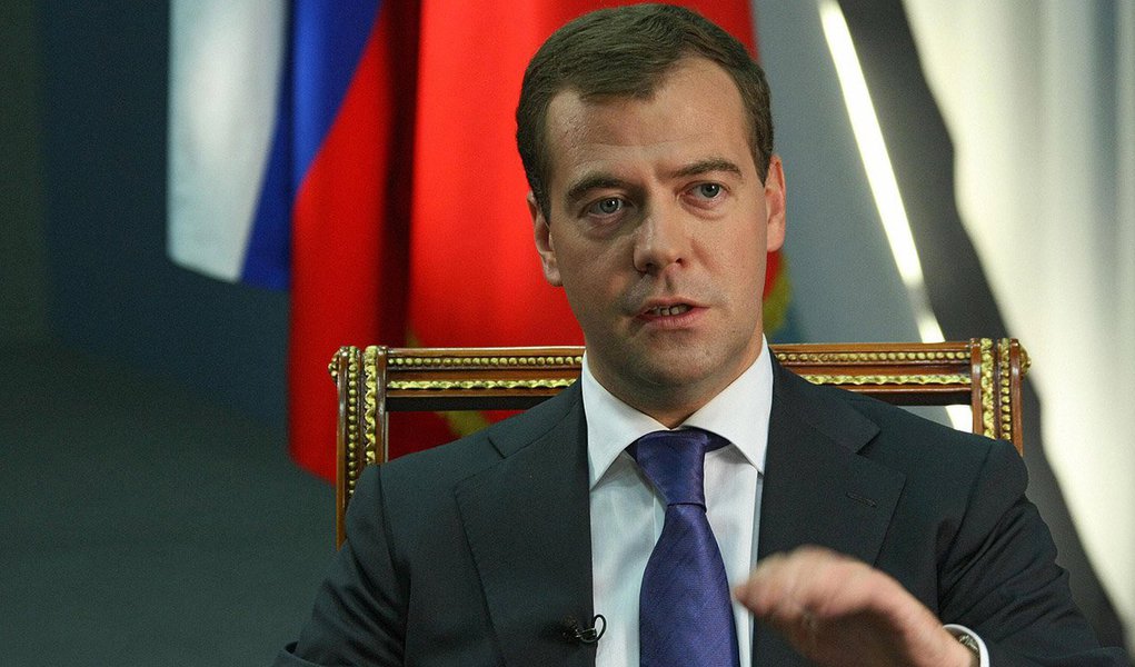 Dmitry Medvedev chegou à principal cidade da Crimeia, Simferopol, acompanhado de uma grande delegação russa, que inclui ministros e vice-ministros; a Rússia anexou a Península na sequência da deposição, em fevereiro, do presidente ucraniano Viktor Ianukóvitch e a formação, na Ucrânia, de um governo apoiado pelo Ocidente