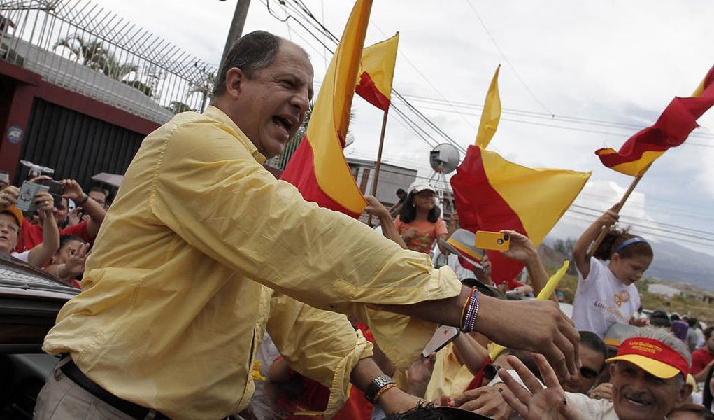 Luis Guillermo Solis foi praticamente eleito, após ter conquistado mais de 70% dos votos no segundo turno das eleições desse domingo; a vitória do historiador é a primeira de candidato de um terceiro partido (Ação Cidadã, centro-esquerda) em décadas na Costa Rica