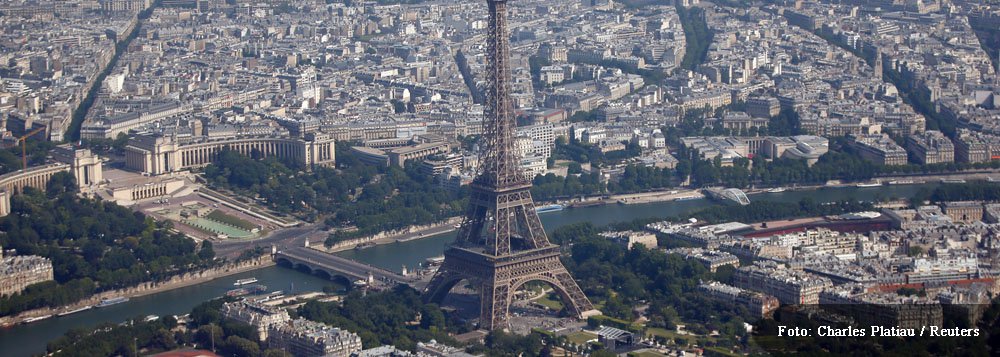 A torre de 324 metros de altura em Paris foi evacuada perto das 15h do horário local e não havia sido reaberta aos turistas até às 17h30 (12h30 do horário de Brasília); área ao redor havia sido totalmente desobstruída, disse o representante da polícia, que não deu detalhes