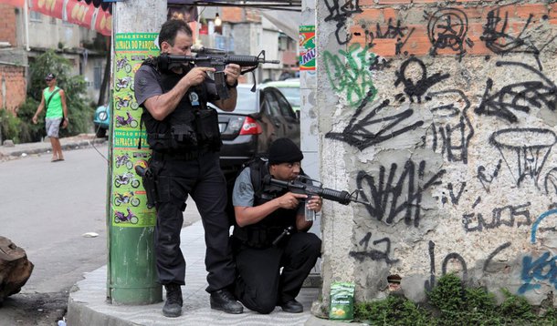 Policiais Civis do Rio de Janeiro exigem que o governo cumpra sua promessa de atender às reivindicações salariais da categoria, e levantam a possibilidade de entrar em greve na Copa do Mundo; o governador Sérgio Cabral havia dito que o pedido de inclusão de uma das gratificações, o da Delegacia Legal, ao salário dos trabalhadores, seriam anunciado neste mês de março; a categoria decidirá, em abril, se entra ou não em estado de greve