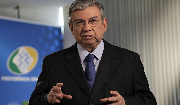 Ministro da Previdência, Garibaldi Alves, rebate governo e diz que déficit deve ficar em quase R$ 50 bilhões – estimativa anunciada era de R$ 40,1 bilhões em 2014; segundo ele, o resultado previdenciário poderá comprometer a meta de superávit primário estabelecida pelo governo central