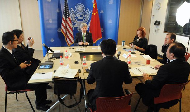 Durante uma conversa de aproximadamente 40 minutos com os blogueiros, Kerry afirmou ter exortado os líderes chineses a apoiar a liberdade na Internet e abordou o tema da liberdade de imprensa no país com controles rígidos sobre o que a mídia pode dizer e que bloqueia sites estrangeiros de mídias sociais populares como Twitter e Facebook; "Obviamente, achamos que a economia chinesa será mais forte com maior liberdade na Internet", disse Kerry