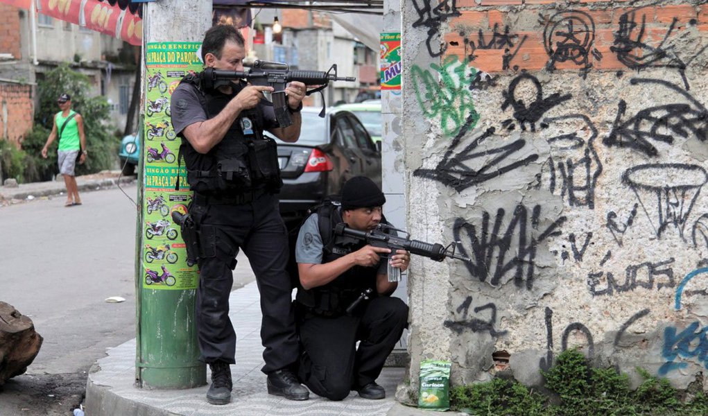 Policiais Civis do Rio de Janeiro exigem que o governo cumpra sua promessa de atender às reivindicações salariais da categoria, e levantam a possibilidade de entrar em greve na Copa do Mundo; o governador Sérgio Cabral havia dito que o pedido de inclusão de uma das gratificações, o da Delegacia Legal, ao salário dos trabalhadores, seriam anunciado neste mês de março; a categoria decidirá, em abril, se entra ou não em estado de greve