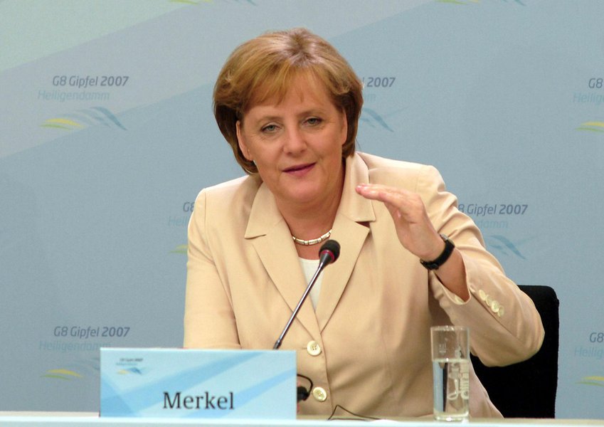 Pesquisa de boca de urna mostrou o bloco conservador de Merkel, formado pela União Democrata Cristã (CDU) e a União Social Cristã Bávara (CSU), com 42%, a sua pontuação mais forte desde 1990, o que a fez declarar-se vencedora; mas a sondagem não deu uma indicação clara se seus aliados do Partido Democrático Liberal (FDP), com 4,7%, contribuiriam com sua volta ao Parlamento