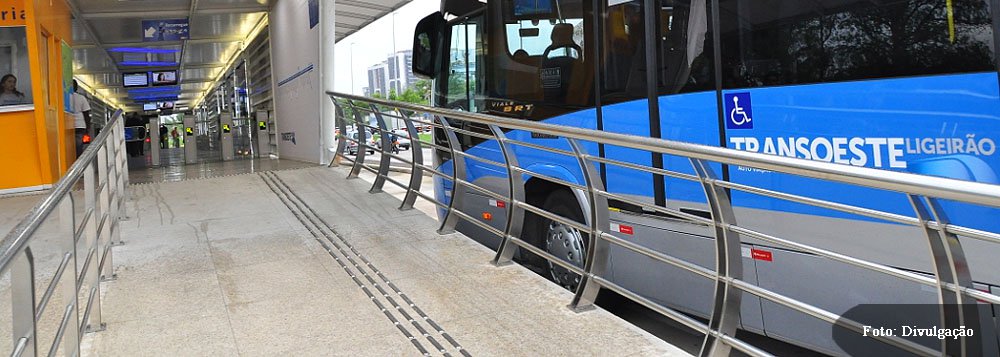 Duas estações do corredor exclusivo de ônibus Transoeste permanecem fechadas depois de terem sido alvo de furtos e depredações; as estações Cesarão 1 e 2 foram fechadas, devido a uma operação policial na Favela do Rola, em Santa Cruz, na zona oeste do Rio