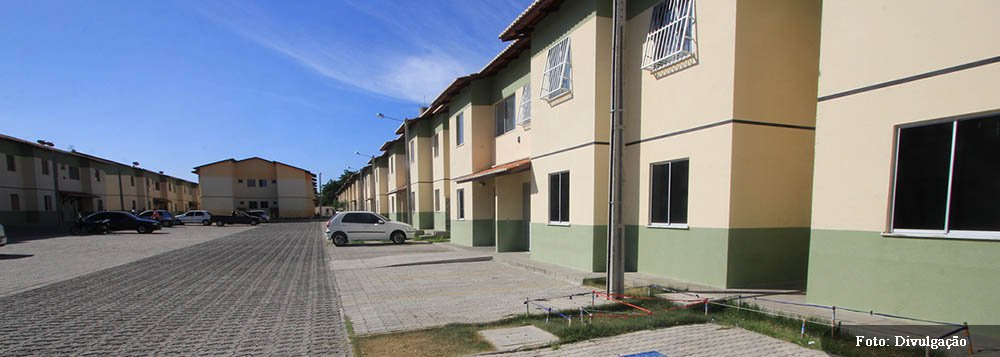 De acordo com a Caixa, o PMCMV-E atende à demanda de habitação em áreas urbanas das famílias com renda mensal de até R$ 1.600, reunidas e selecionadas por entidades organizadoras – entre cooperativas e associações sem fins lucrativos; o valor do financiamento, variável de acordo com o porte do município e sua localização, é até R$ 76 mil