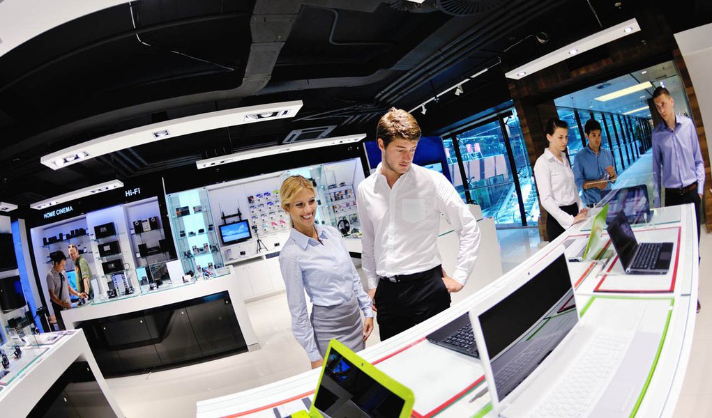 Economia norte-americana avançou em ritmo mais rápido que o esperado no período, na medida em que as empresas reabasteceram suas prateleiras, mas uma desaceleração nos gastos empresariais e do consumidor apontaram fraqueza