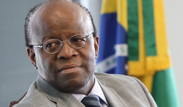 De Benin, na África, presidente do STF negou que haja em curso qualquer conversa entre ele e o PV para efeito de filiação; Joaquim Barbosa tem um mês para se decidir; disposto a deixar o Supremo para ingressar na carreira política, ele pode escolher ser a velha novidade na sucessão presidencial, entrar numa disputa de uma cadeira só para o Senado pelo Rio de Janeiro; a Câmara dos Deputados seria pouco para ele