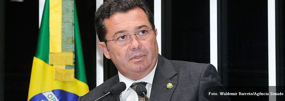 Maior partido da base aliada pressiona Dilma Rousseff para definir alianças regionais no momento em que novas siglas surgem na orbita do Planalto; o atual governador do Ceará, Cid Gomes, rompeu com o PSB para apoiar a reeleição na Presidência e se filiou ao recém-criado Partido Republicano da Ordem Social (Pros) e, agora, deve indicar um sucessor para disputar o governo do Estado - possiblidade pressiona o senador peemedebista Eunício Oliveira; "Nossa preocupação é resolver a questão dos cenários regionais. A pressão vem da base para Brasília", disse o senador Vital do Rêgo (PMDB-PB)
 