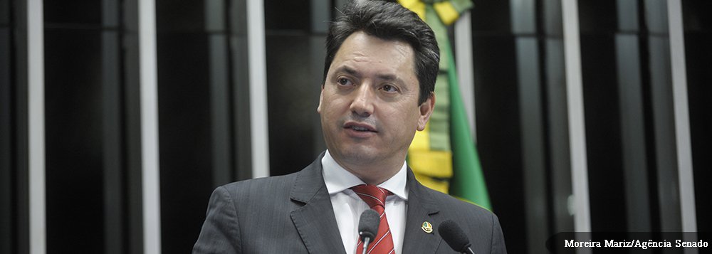 Senador Sérgio Souza (PMDB-PR) lembra os 25 anos da Constituição brasileira