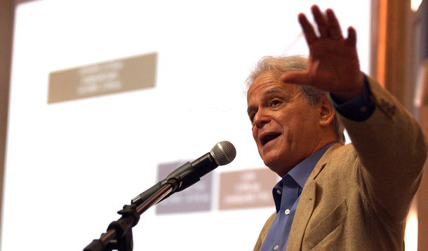 Luiz Carlos Mendonça Barros, ex-presidente do BNDES e diretor da Quest Investimentos, diz que PIB de 2013 não surpreendeu porque nunca comprou a teoria de que o "país caminha à beira do precipício", compartilhada por analistas que "substituíram o cérebro pelo fígado"; ele diz que a economia brasileira é forte, no entanto, acredita que a dinâmica atual é de PIB abaixo de 1,9%: "A reversão virá com o próximo presidente e um programa crível baseado no investimento privado"