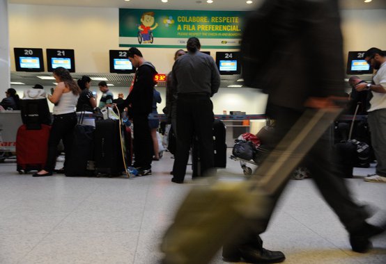 Número registra uma queda de 1,3% em relação a igual período de 2013 (US$ 1,863 bilhão), após apresentar vários recordes em meses anteriores; motivos, segundo economistas, o principal motivo para a redução dos gastos seria o dólar mais caro