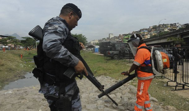Tropas do Exército que planejam ocupar o Complexo da Maré, estão fazendo o reconhecimento do terreno para que 2.700 homens participem das ações, com o apoio de 2.050 integrantes da Brigada de Infantaria Paraquesdista do Exército. Haverá também a participação de 450 homens da Marinha, 200 da Polícia Militar; equipe avançada da 21ª. Delegacia Policial (Bonsucesso) fará a autuação de prisões efetuadas durante as ações