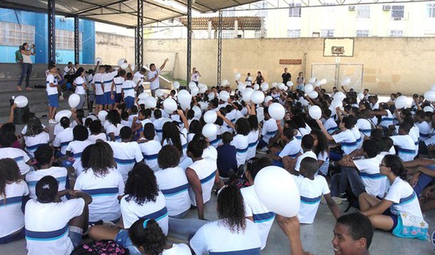 Para diminuir o número de infrações escolares levadas à Justiça, o Ministério Público do Rio de Janeiro renovou  a parceria Paz nas Escolas, com colégios municipais da capital fluminense; com a parceria, os problemas escolares que não precisam ser levados à Justiça são resolvidos na própria instituição de ensino