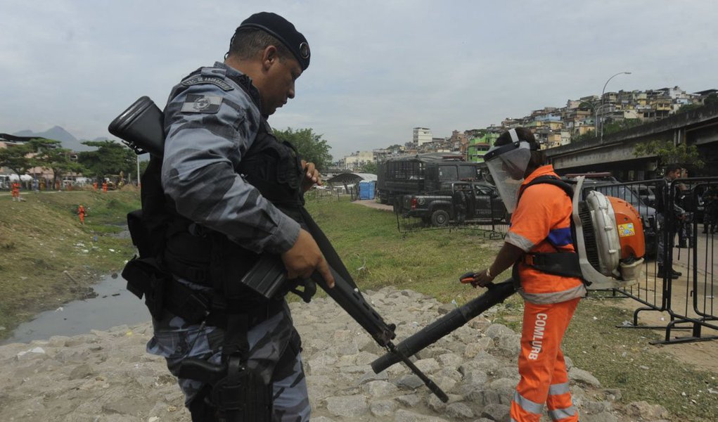 Tropas do Exército que planejam ocupar o Complexo da Maré, estão fazendo o reconhecimento do terreno para que 2.700 homens participem das ações, com o apoio de 2.050 integrantes da Brigada de Infantaria Paraquesdista do Exército. Haverá também a participação de 450 homens da Marinha, 200 da Polícia Militar; equipe avançada da 21ª. Delegacia Policial (Bonsucesso) fará a autuação de prisões efetuadas durante as ações