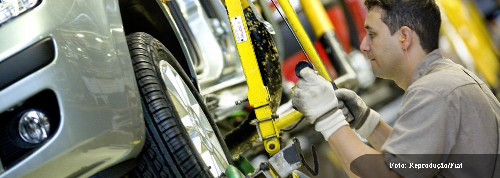 O setor produziu 332 mil carros, comerciais leves, caminhões e ônibus em setembro; no acumulado do ano, a indústria teve produção de 2,84 milhões de unidades, crescimento de 13,9% na comparação com o período de janeiro a setembro de 2012, informou a associação de montadoras, Anfavea, nesta sexta-feira