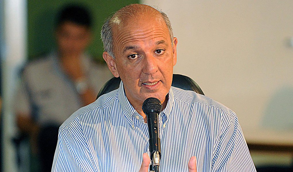 Principal alvo da Operação Caixa de Pandora, que desmantelou o esquema conhecido como 'mensalão do DEM', o ex-governador do Distrito Federal José Roberto Arruda (PR) assegurou sua candidatura; durante evento no Park Way, que reuniu cerca de mil pessoas, ele disse que sua postulação "agora não tem retorno"; "Ficaram quatro anos tentando me tornar inelegível e não conseguiram", afirmou