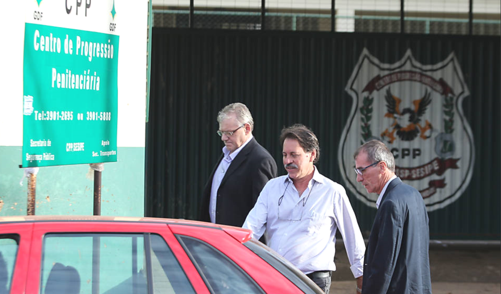 Juiz Bruno André Silva Ribeiro, da Vara de Execuções Penais do Distrito Federal, autorizou nesta quarta (19) o ex-tesoureiro do PT Delúbio Soares a retomar o trabalho externo na sede da Central Única dos Trabalhadores (CUT), em Brasília; benefício estava suspenso desde 27 de fevereiro, por causa de processo disciplinar que apurava denúncias de regalias a Delúbio na prisão; a autorização para voltar ao trabalho foi concedida após depoimento prestado ontem (18) pelo petista