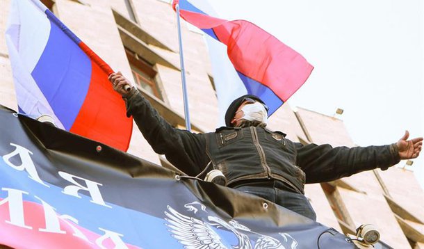 Mais cedo, grupos similares haviam tomado o prédio da administração regional em Donetsk e os escritórios dos serviços de segurança estatal em Luhansk, exigindo que autoridades regionais realizem um referendo sobre se juntar à Rússia