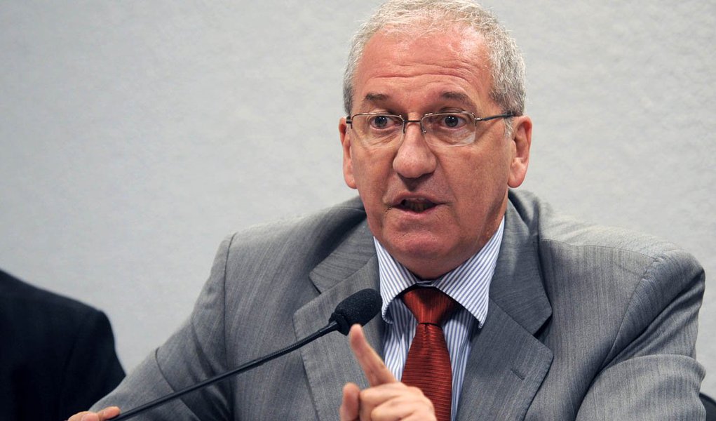 Jornalista Franklin Martins, ex-ministro-chefe da Comunicação Social, voltou a defender a regulamentação da mídia; ele comparou a “Lei de Meios” da Argentina com a legislação brasileira; “O Brasil precisa desesperadamente de regulação dos meios eletrônicos de comunicação. Mas precisamos da nossa lei, com as nossas características”, disse; ele criticou o monopólio dos meios de comunicação na inauguração da nova temporada do programa 'Aula Pública Opera Mundi', em parceria com a TV Unesp