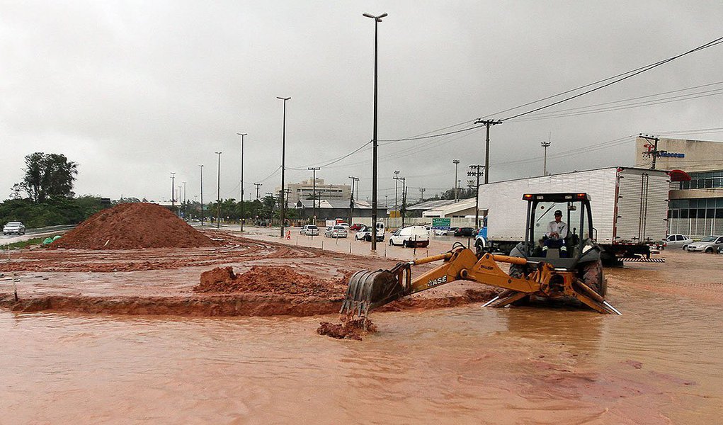 Segundo o Instituto Estadual do Ambiente (Inea), que monitora os rios do estado, o alerta máximo é o mais grave de uma escala de quatro níveis, que significa que a água já atingiu mais de 80% do nível de transbordamento