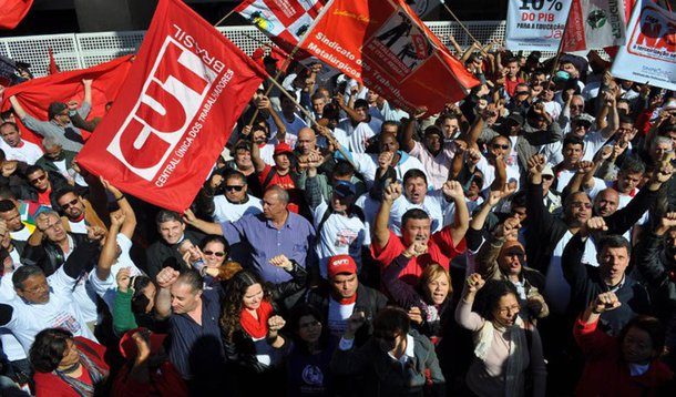 Campanhas salariais de categorias como a dos bancários, químicos, metalúrgicos, petroleiros e trabalhadores dos Correios, em 2013, resultaram em um acréscimo nos salários de aproximadamente R$ 12 bilhões; a média de aumento real pode ser calculada entre 1 e 1,5 ponto percentual; percentual é menor, se comparado ao mesmo período do ano anterior, que apresentou ganhos nos salários acima da inflação entre 2 e 2,5 pontos, mas resultado é positivo considerando a situação da economia e a resistência dos patrões