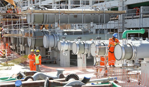 Previsão é que as atividades do Complexo Petroquímico do Estado do Rio de Janeiro permaneçam suspensas até a próxima semana; de acordo com o sindicato da categoria (Sinticom), o protesto foi motivado por opositores, com objetivo de tumultuar as negociações da data-base; entidade negocia com as empresas do setor instaladas no Comperj reajuste de 15% no salário e outros benefícios