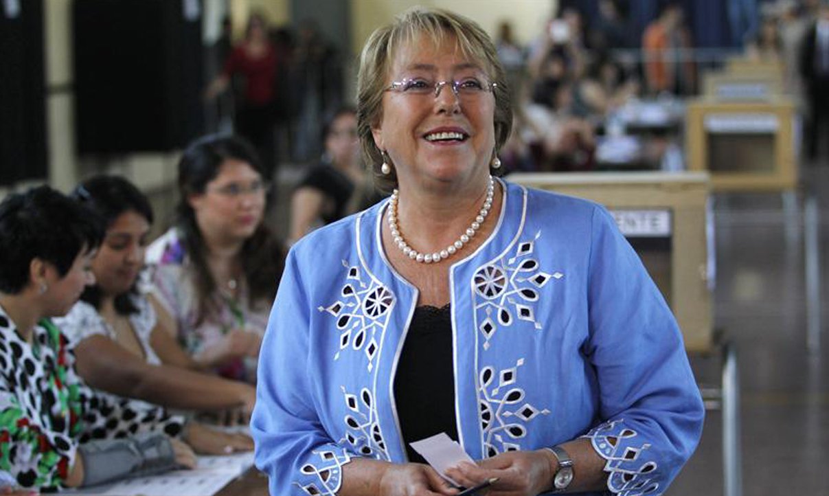 A socialista, que também foi a primeira mulher a governar o país (entre 2006 e 2010), agora volta à presidência do Chile; Michele Bachelet teve 63% dos votos neste segundo turno, superando a representante governista Evelyn Matthei, que foi ministra do Trabalho do atual governo de Sebastián Piñera e obteve 38% neste domingo; Bachelet quer fazer uma reforma tributária, para aumentar os impostos às empresas e aos mais ricos, obtendo assim recursos para financiar as reformas sociais
