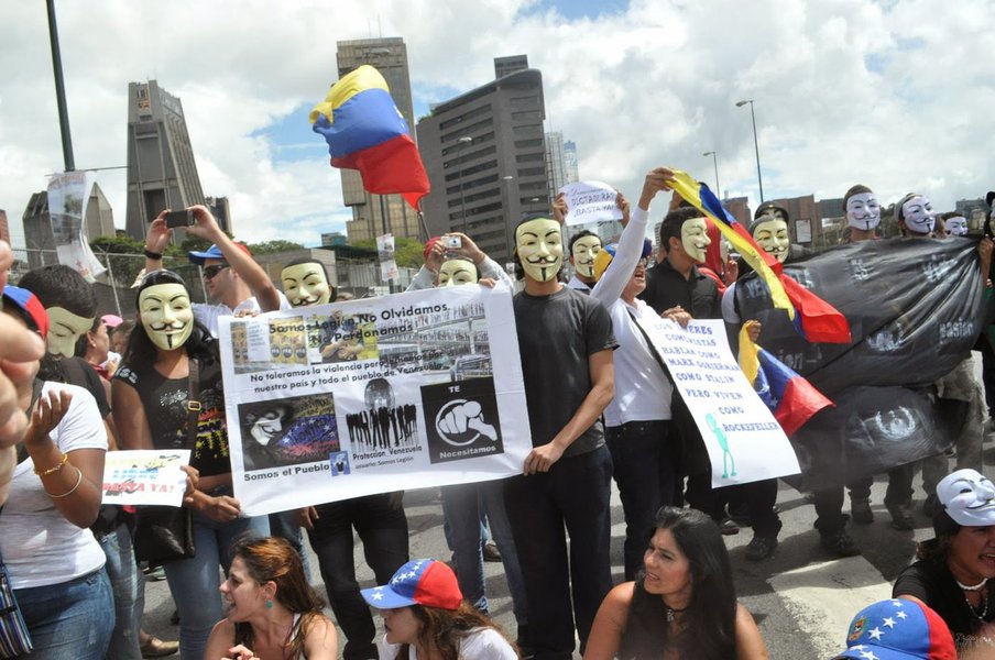 “A Unasul rejeita os recentes atos violentos na Venezuela e a intenção de desestabilizar a ordem democrática constituída legitimamente pelo voto popular. Também expressa solidariedade às famílias das vítimas”, diz o comunicado sobre a onda de protestos, bem parecidos com os de junho no Brasil, que atinge o país